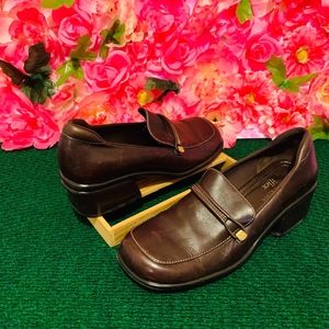 Elegant dark brown loafers